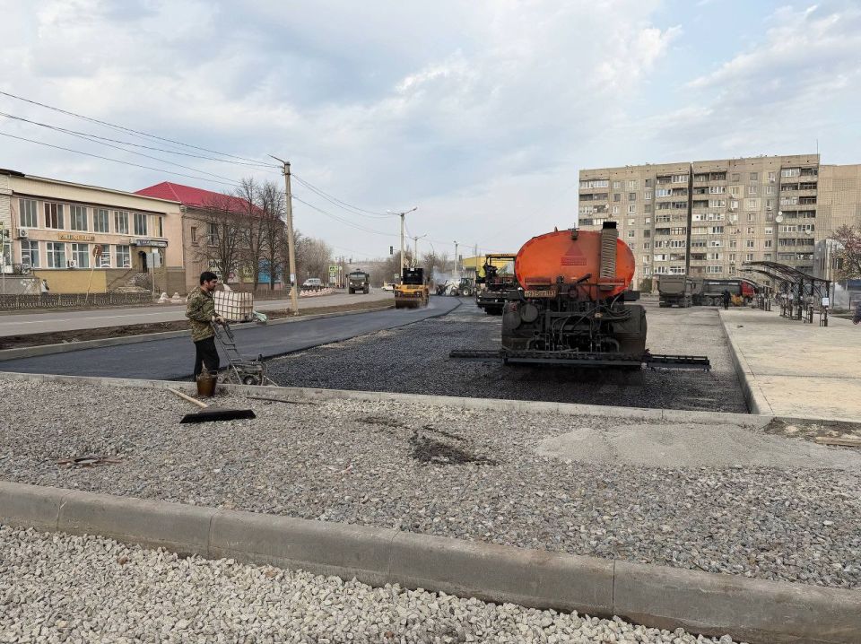 Сергей Колягин: Подрядная организация днем и ночью трудится над созданием комфортного пространства для горожан и гостей города, ожидающих транспорт на первомайском «Манеже» Сергей Колягин: Подрядная организация днем и ночью трудится над созданием комфортного пространства для горожан и гостей города, ожидающих транспорт на первомайском «Манеже»