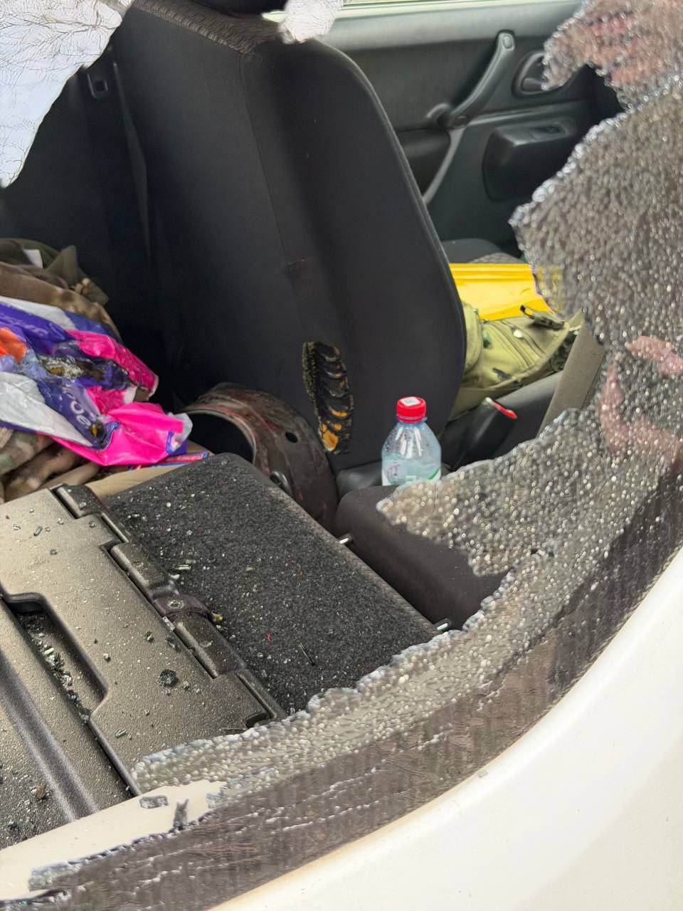 При взрыве газовых баллонов посекло припаркованную рядом с домом машину