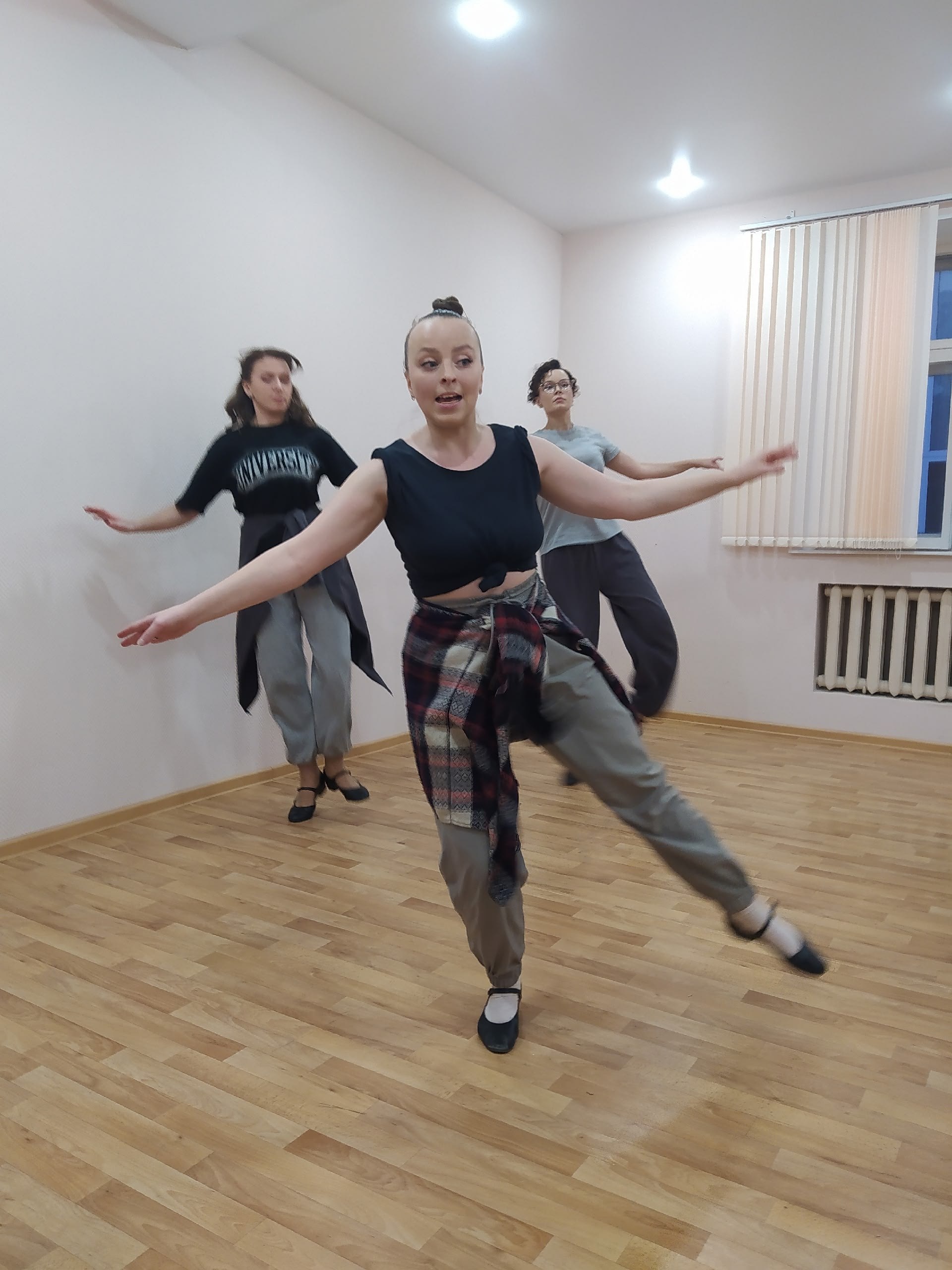 В Детской школе искусств № 2 г. Ровеньки прошёл мастер-класс для театрального коллектива “Вдохновение” , который провела балетмейстер Ксения Дербина из Национального музыкально-драматического театра Республики Коми