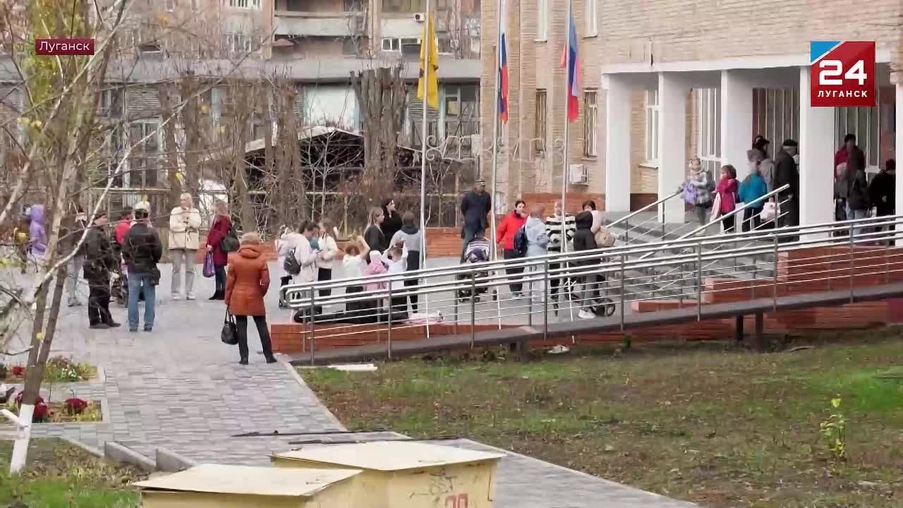 В центре Луганска приблизительно в 12:15 произошел сильный хлопок