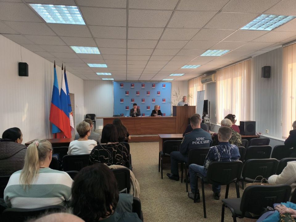 Альберт Зинченко: Сегодня совместно с председателем Совета Станично-Луганского муниципального округа Татьяной Пономаревой провели аппаратное совещание с руководителями структурных подразделений, учреждений и предприятий... Альберт Зинченко: Сегодня совместно с председателем Совета Станично-Луганского муниципального округа Татьяной Пономаревой провели аппаратное совещание с руководителями структурных подразделений, учреждений и предприятий...