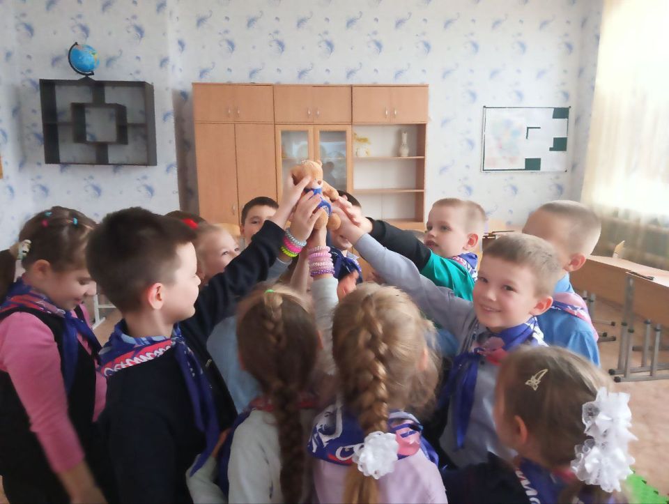 У Орлят 1 класса "Станично-Луганской средней школы имени Грекова П.М." прошло занятие в рамках трека «Орленок- Эрудит: на старте новых открытий!» У Орлят 1 класса "Станично-Луганской средней школы имени Грекова П.М." прошло занятие в рамках трека «Орленок- Эрудит: на старте новых открытий!»