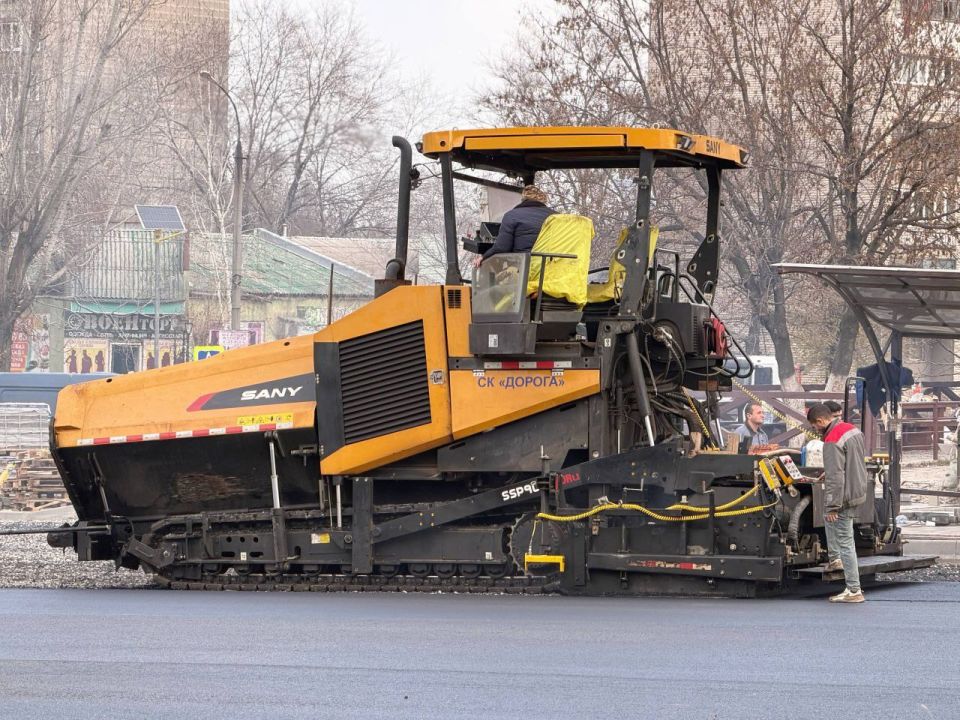 Сергей Колягин: Подрядная организация днем и ночью трудится над созданием комфортного пространства для горожан и гостей города, ожидающих транспорт на первомайском «Манеже» Сергей Колягин: Подрядная организация днем и ночью трудится над созданием комфортного пространства для горожан и гостей города, ожидающих транспорт на первомайском «Манеже»