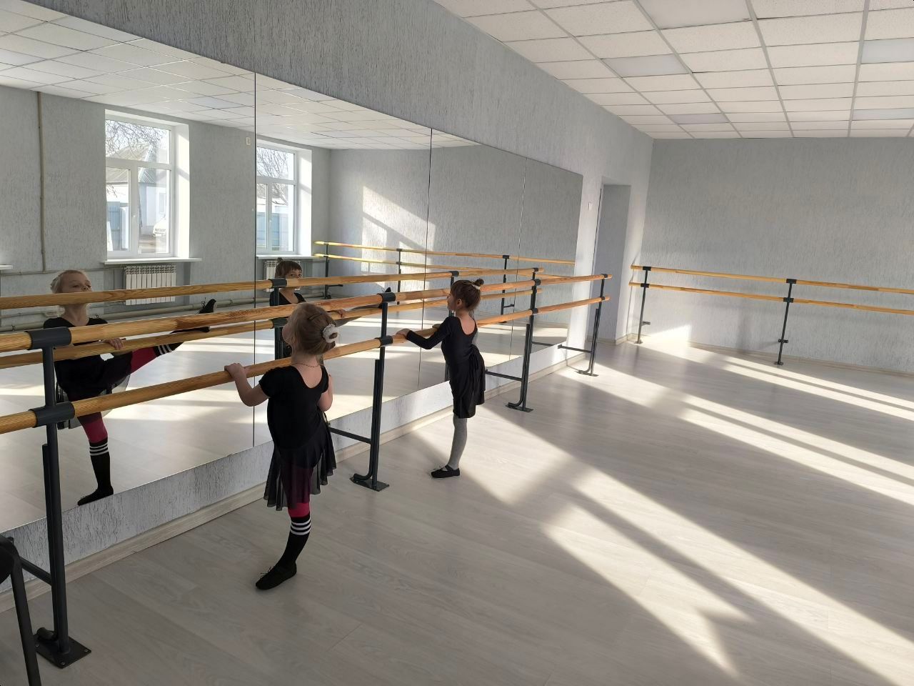 Единороссы посетили Лисичанскую детскую школу искусств после ремонта Единороссы посетили Лисичанскую детскую школу искусств после ремонта