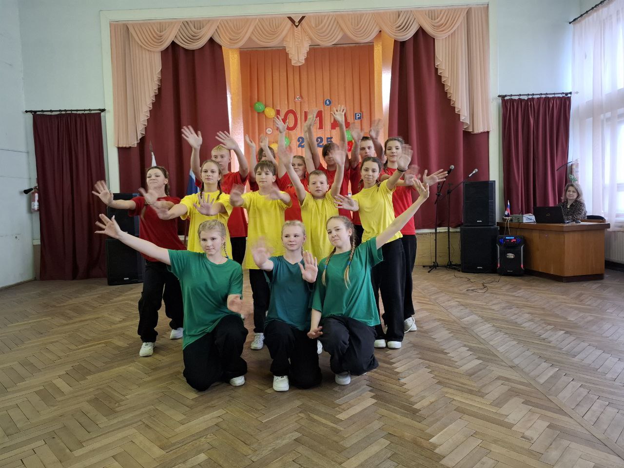 Олег Коваль: При содействии патрпроекта «Новая школа» в Краснолучской школе № 2 состоялся конкурс агитбригад Олег Коваль: При содействии патрпроекта «Новая школа» в Краснолучской школе № 2 состоялся конкурс агитбригад