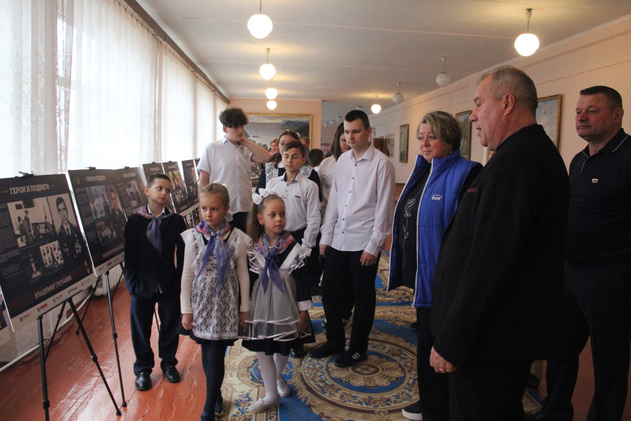 Выставка «Герои и подвиги: Мои земляки – Герои России», организованная в рамках совместной работы проекта «Историческая память» и Российского военно-исторического общества, прошла в Смелянской школе Выставка «Герои и подвиги: Мои земляки – Герои России», организованная в рамках совместной работы проекта «Историческая память» и Российского военно-исторического общества, прошла в Смелянской школе