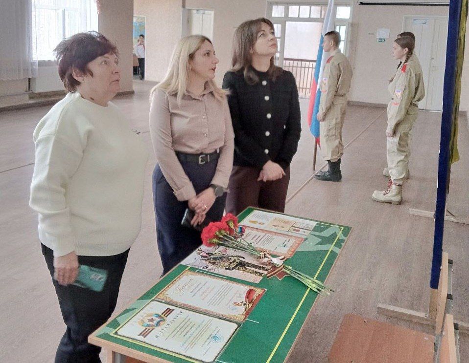 В Лозовской школе открыли «Парту Героя», посвященную памяти выпускника Вячеслава Губайдуллина и «Стену Памяти» с фотографиями погибших участников СВО В Лозовской школе открыли «Парту Героя», посвященную памяти выпускника Вячеслава Губайдуллина и «Стену Памяти» с фотографиями погибших участников СВО