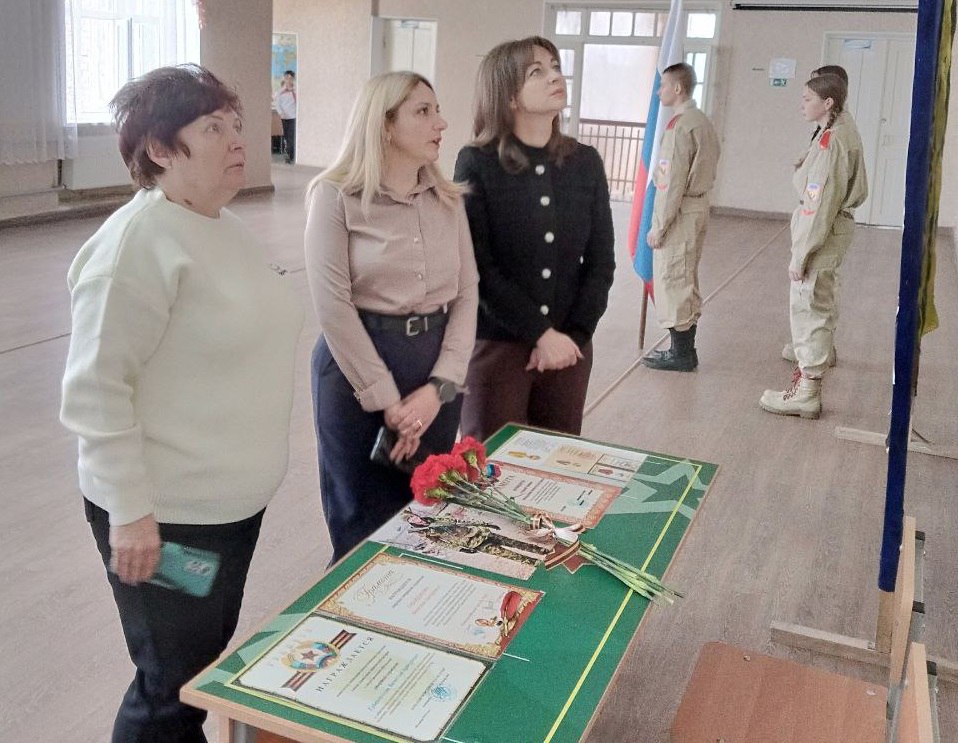 В Лозовской школе открыли «Парту Героя», посвященную памяти выпускника Вячеслава Губайдуллина и «Стену Памяти» с фотографиями погибших участников СВО В Лозовской школе открыли «Парту Героя», посвященную памяти выпускника Вячеслава Губайдуллина и «Стену Памяти» с фотографиями погибших участников СВО