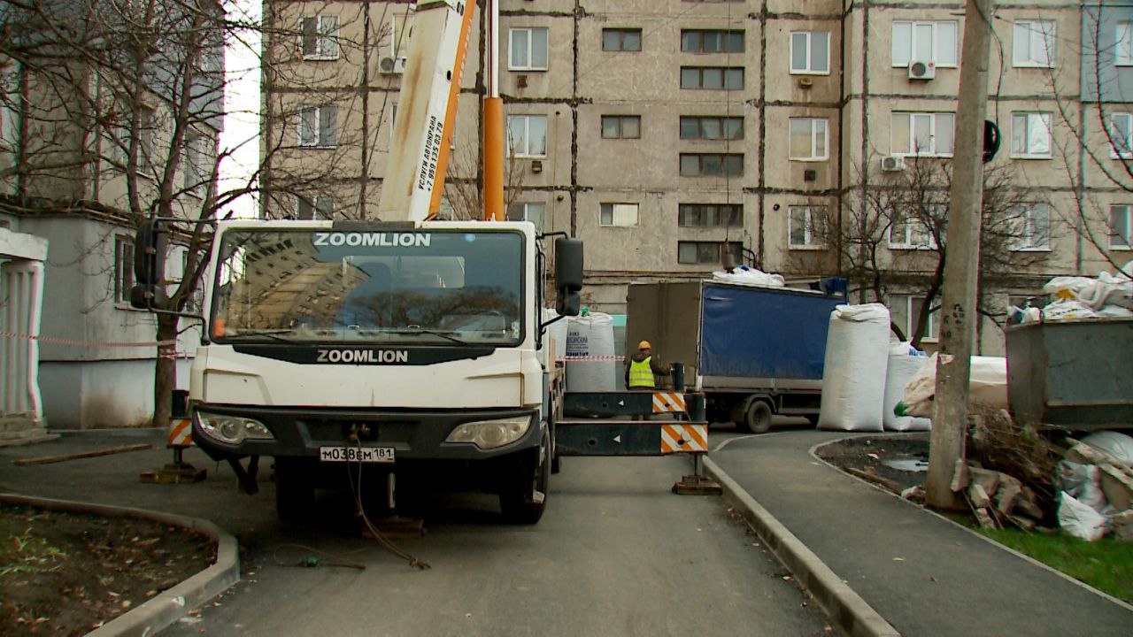 Сегодня у второго подъезда дома № 1 в квартале Советский г. Краснодона работает спецтехника: с помощью крана идёт доставка керамзита на кровлю девятиэтажки Сегодня у второго подъезда дома № 1 в квартале Советский г. Краснодона работает спецтехника: с помощью крана идёт доставка керамзита на кровлю девятиэтажки