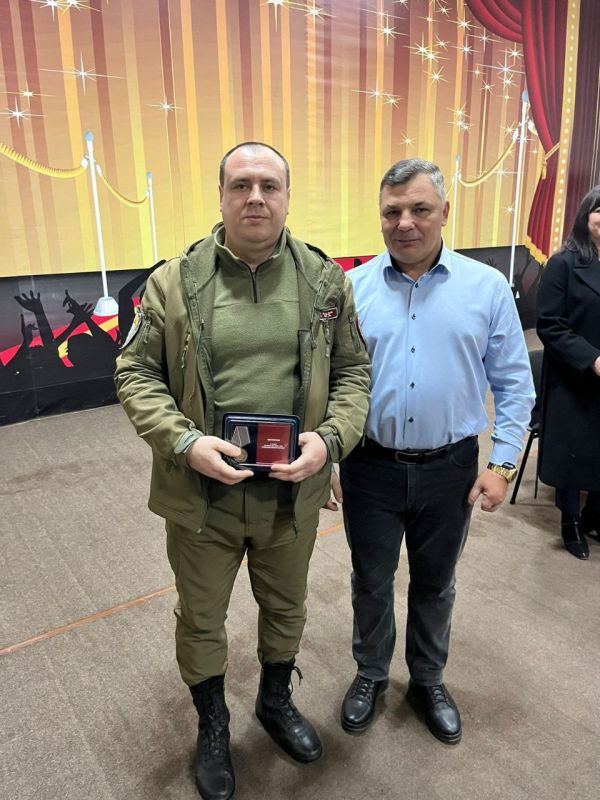 Герои нашего времени: Сотрудники ЧОП "Каре" отмечены за мужество и профессионализм в зоне СВО Герои нашего времени: Сотрудники ЧОП "Каре" отмечены за мужество и профессионализм в зоне СВО
