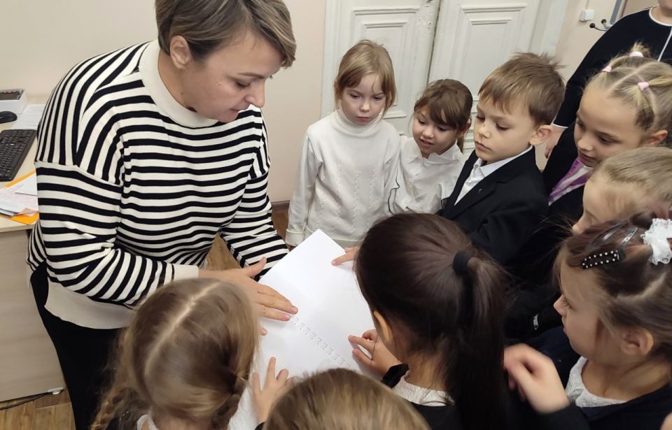 В модельной библиотеке АГЦБС состоялось мероприятие «Здравствуй, мир библиотеки!», в котором приняли участие первоклассники школы №1-лицей им. О. Кошевого В модельной библиотеке АГЦБС состоялось мероприятие «Здравствуй, мир библиотеки!», в котором приняли участие первоклассники школы №1-лицей им. О. Кошевого