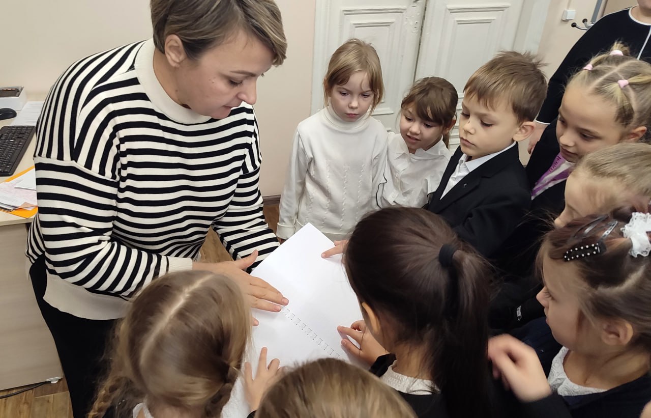 В модельной библиотеке АГЦБС состоялось мероприятие «Здравствуй, мир библиотеки!», в котором приняли участие первоклассники школы №1-лицей им. О. Кошевого В модельной библиотеке АГЦБС состоялось мероприятие «Здравствуй, мир библиотеки!», в котором приняли участие первоклассники школы №1-лицей им. О. Кошевого