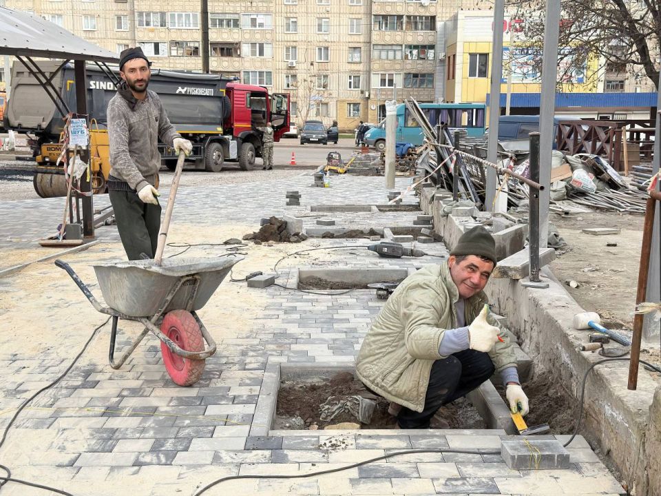 Сергей Колягин: Подрядная организация днем и ночью трудится над созданием комфортного пространства для горожан и гостей города, ожидающих транспорт на первомайском «Манеже» Сергей Колягин: Подрядная организация днем и ночью трудится над созданием комфортного пространства для горожан и гостей города, ожидающих транспорт на первомайском «Манеже»