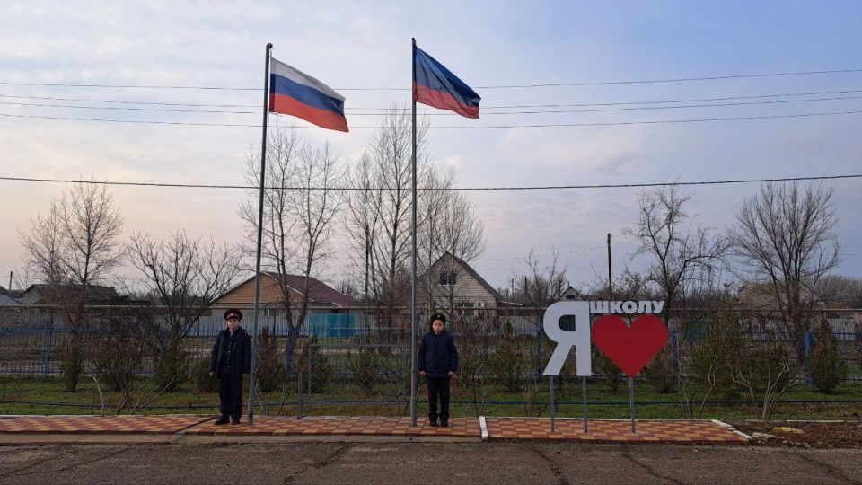РАЗГОВОРЫ О ВАЖНОМ. Утро понедельника 24 ноября 2025 года в "Станично-Луганской средней школе имени Грекова П.М." традиционно началось с торжественной линейки, церемонии поднятие флага и исполнения гимна Российской Федерации... РАЗГОВОРЫ О ВАЖНОМ. Утро понедельника 24 ноября 2025 года в "Станично-Луганской средней школе имени Грекова П.М." традиционно началось с торжественной линейки, церемонии поднятие флага и исполнения гимна Российской Федерации...