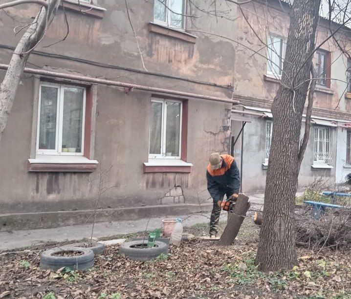 Коммунальные службы проводят работы на территории города Коммунальные службы проводят работы на территории города