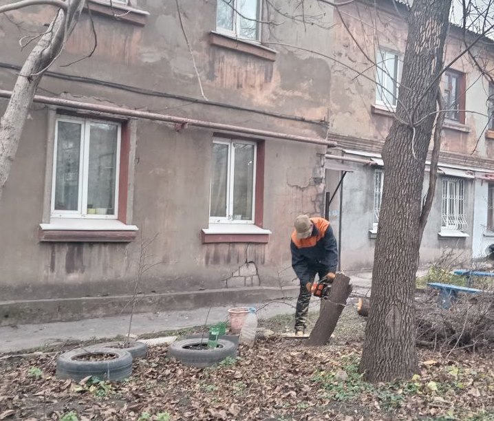 Коммунальные службы проводят работы на территории города Коммунальные службы проводят работы на территории города