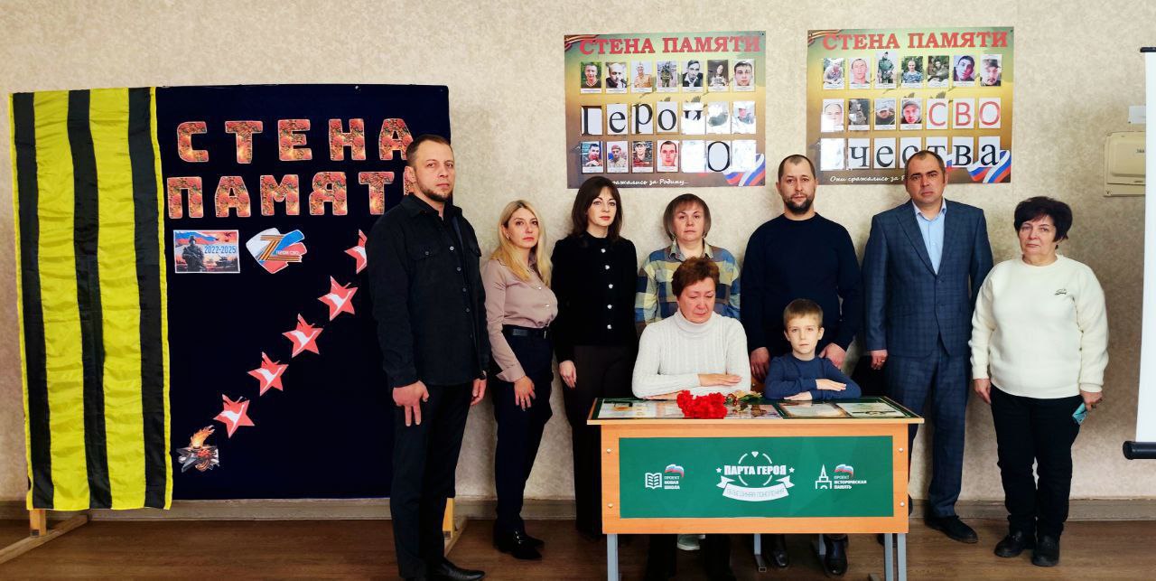 В Лозовской школе открыли «Парту Героя», посвященную памяти выпускника Вячеслава Губайдуллина и «Стену Памяти» с фотографиями погибших участников СВО