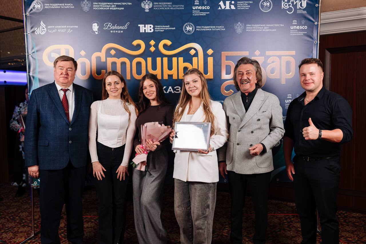 Ансамбль «Свои» Луганской академии Матусовского одержал победу на международном фестивале «Восточный базар» в Казани Ансамбль «Свои» Луганской академии Матусовского одержал победу на международном фестивале «Восточный базар» в Казани