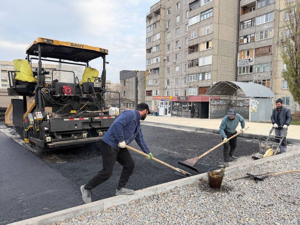 Сергей Колягин: Подрядная организация днем и ночью трудится над созданием комфортного пространства для горожан и гостей города, ожидающих транспорт на первомайском «Манеже» Сергей Колягин: Подрядная организация днем и ночью трудится над созданием комфортного пространства для горожан и гостей города, ожидающих транспорт на первомайском «Манеже»
