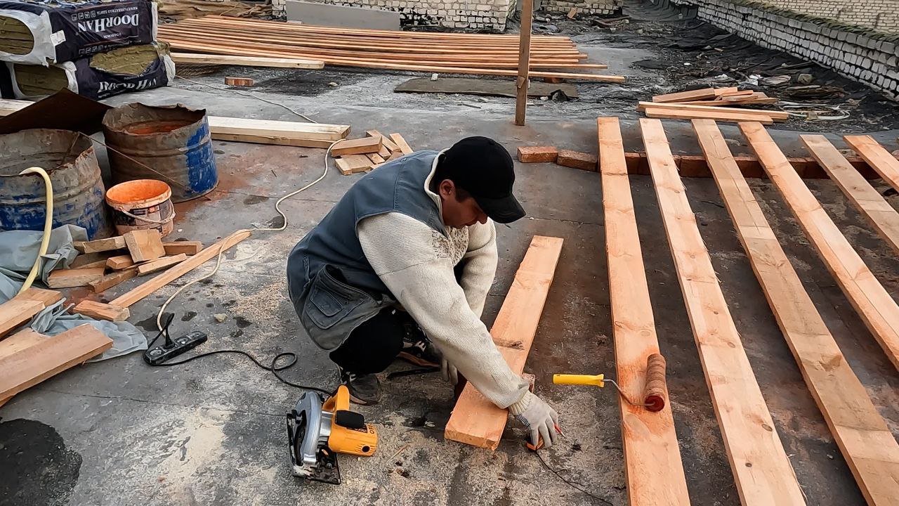 В рамках специального инфраструктурного проекта тюменские строители СК "СТИЛЛ" ведут работы по капитальному ремонту лифтового оборудования в доме № 4 на улице Чкалова