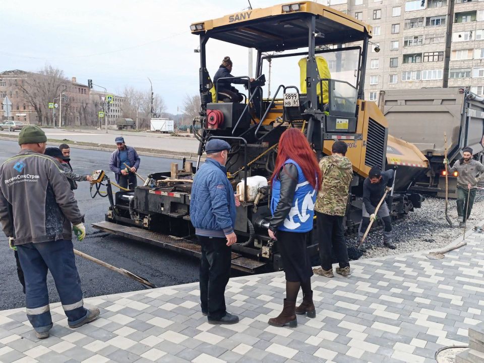 Сергей Колягин: Подрядная организация днем и ночью трудится над созданием комфортного пространства для горожан и гостей города, ожидающих транспорт на первомайском «Манеже»