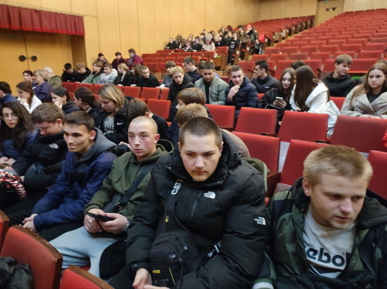 В МБУ «АЦГДК им. Ленина» состоялась встреча с военным комиссаром Антрацитовского района Луганской Народной Республики Владимиром Скоморох В МБУ «АЦГДК им. Ленина» состоялась встреча с военным комиссаром Антрацитовского района Луганской Народной Республики Владимиром Скоморох