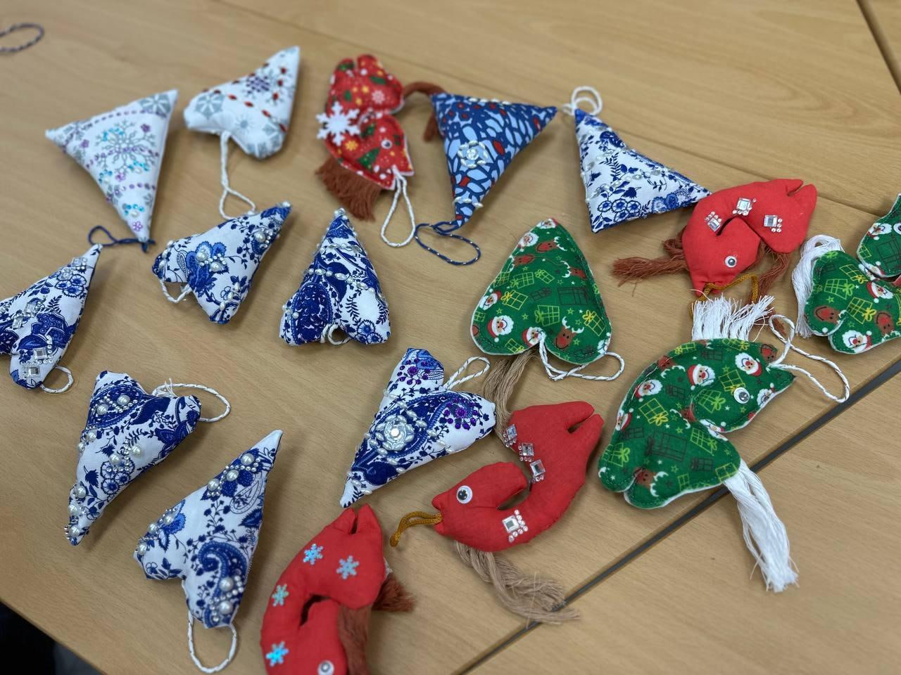 Омички-матери героев СВО сделали елочные игрушки для детей особой заботы из Стаханова Омички-матери героев СВО сделали елочные игрушки для детей особой заботы из Стаханова