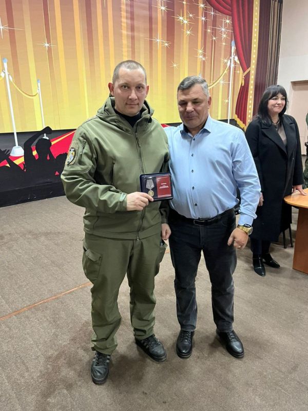 Герои нашего времени: Сотрудники ЧОП "Каре" отмечены за мужество и профессионализм в зоне СВО Герои нашего времени: Сотрудники ЧОП "Каре" отмечены за мужество и профессионализм в зоне СВО