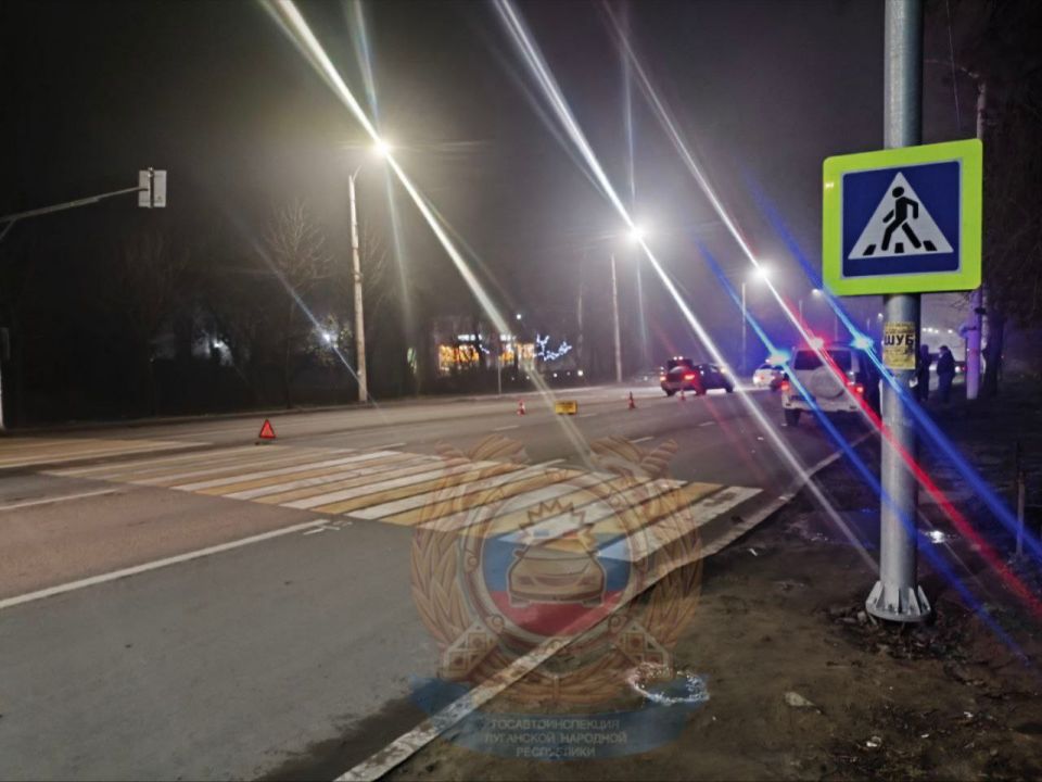 В Стаханове сотрудники Госавтоинспекции проводят проверку по факту ДТП, в котором пострадал несовершеннолетний пешеход