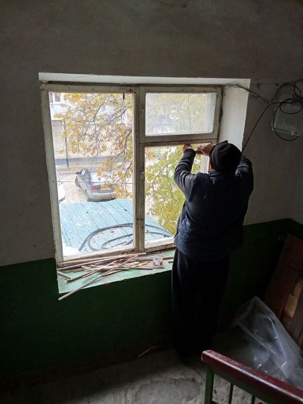 Аварийные бригады выполнили работы по остеклению окон в многоквартирных домах Аварийные бригады выполнили работы по остеклению окон в многоквартирных домах