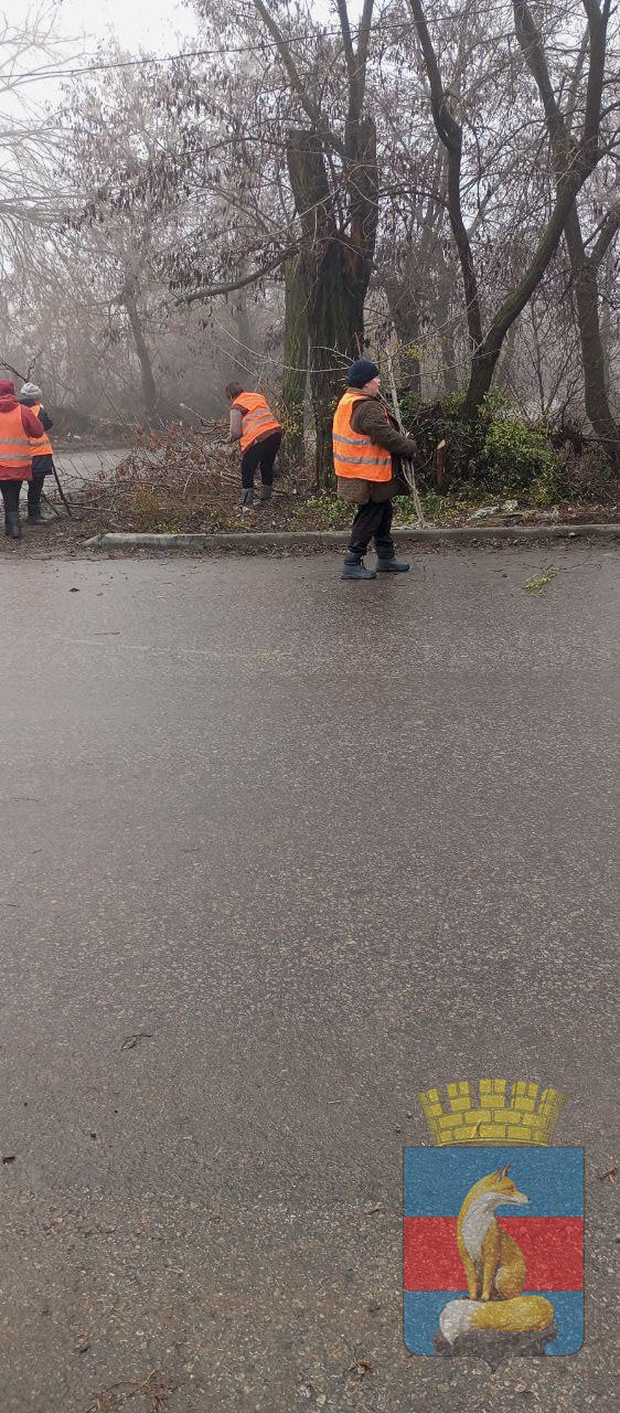 Ежедневно работниками МБУ "КСЛ" выполняются работы по санитарной очистке и благоустройству города Лисичанска Ежедневно работниками МБУ "КСЛ" выполняются работы по санитарной очистке и благоустройству города Лисичанска