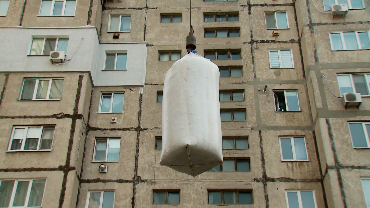 Сегодня у второго подъезда дома № 1 в квартале Советский г. Краснодона работает спецтехника: с помощью крана идёт доставка керамзита на кровлю девятиэтажки Сегодня у второго подъезда дома № 1 в квартале Советский г. Краснодона работает спецтехника: с помощью крана идёт доставка керамзита на кровлю девятиэтажки