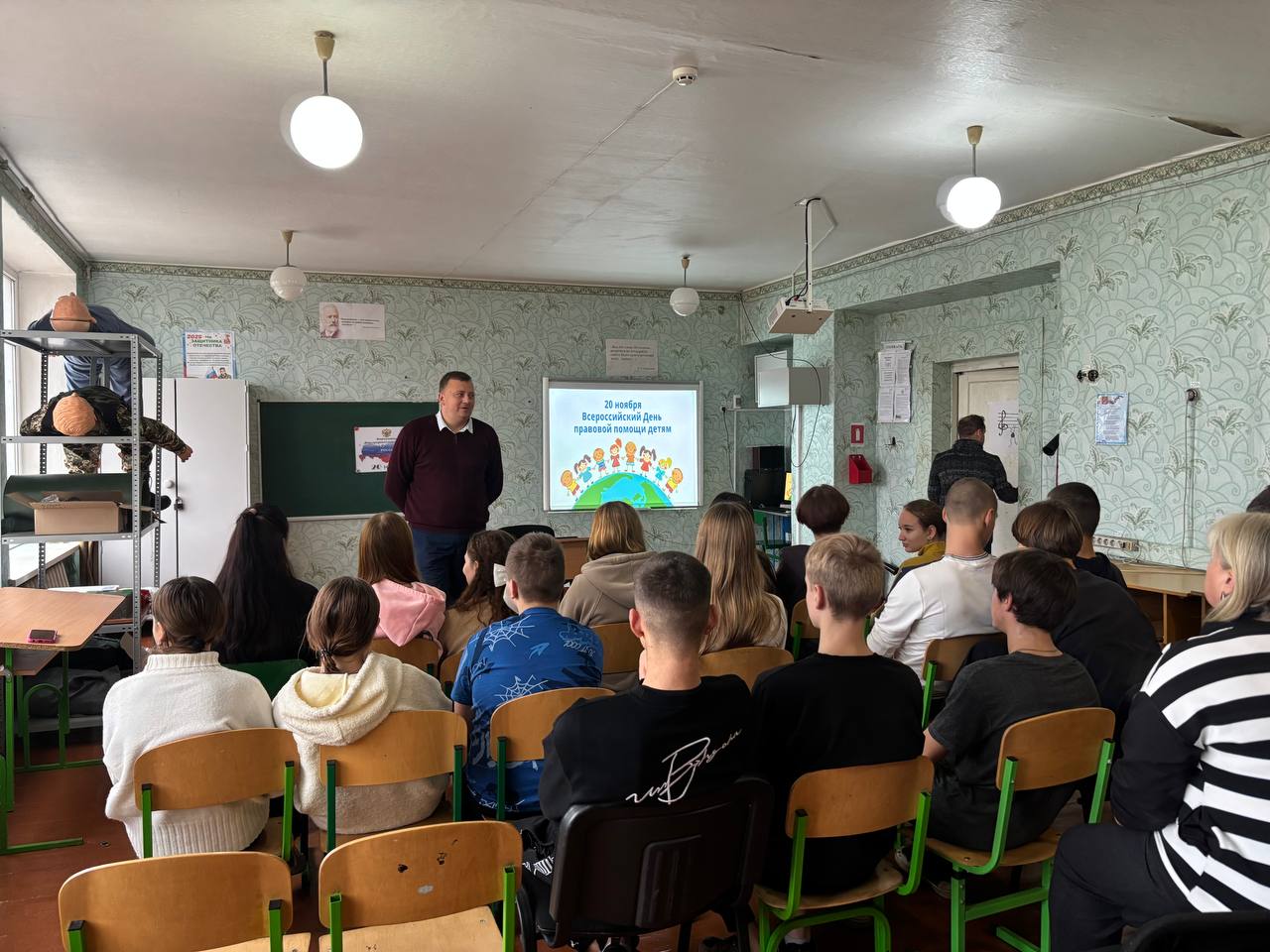 В Новоайдарском округе старшеклассники обсудили актуальные проблемы по защите своих прав В Новоайдарском округе старшеклассники обсудили актуальные проблемы по защите своих прав