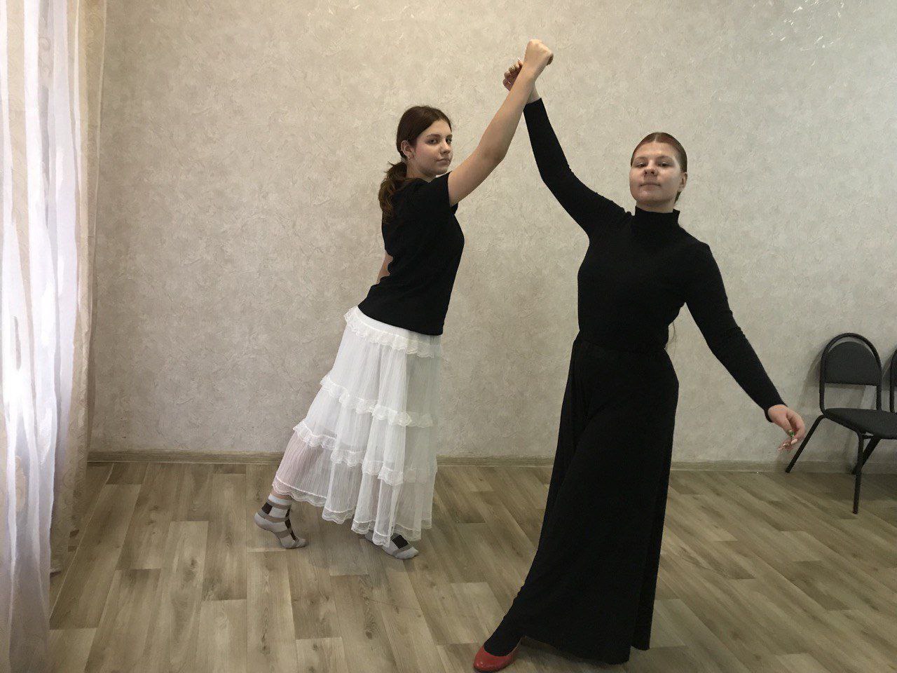 В Детской школе искусств № 2 г. Ровеньки прошёл мастер-класс для театрального коллектива “Вдохновение” , который провела балетмейстер Ксения Дербина из Национального музыкально-драматического театра Республики Коми В Детской школе искусств № 2 г. Ровеньки прошёл мастер-класс для театрального коллектива “Вдохновение” , который провела балетмейстер Ксения Дербина из Национального музыкально-драматического театра Республики Коми