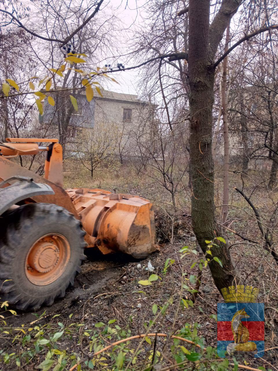 Ежедневно работниками МБУ "КСЛ" выполняются работы по санитарной очистке и благоустройству города Лисичанска Ежедневно работниками МБУ "КСЛ" выполняются работы по санитарной очистке и благоустройству города Лисичанска