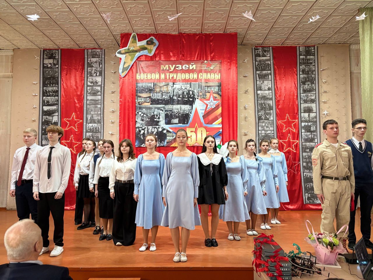 Не каждый город может похвастаться таким музеем, какой есть в Краснолучской гимназии № 1 им. Героя Советского Союза Л.Литвяк. Пятьдесят лет назад, благодаря учителю истории Валентине Ващенко и ее воспитанникам – отряду... Не каждый город может похвастаться таким музеем, какой есть в Краснолучской гимназии № 1 им. Героя Советского Союза Л.Литвяк. Пятьдесят лет назад, благодаря учителю истории Валентине Ващенко и ее воспитанникам – отряду...