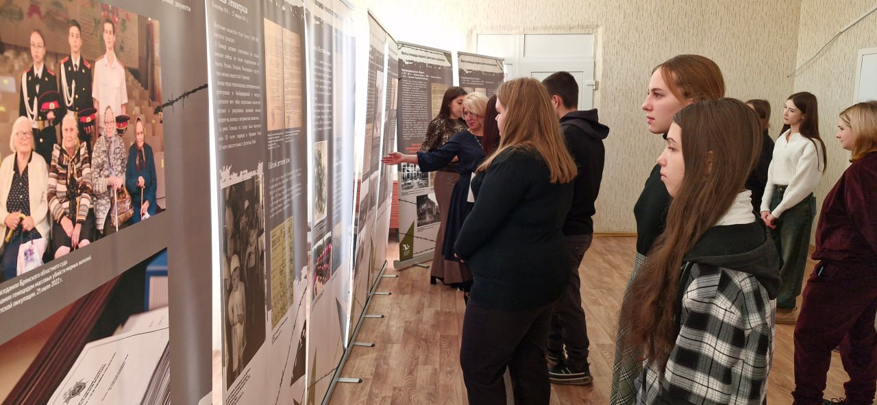 В Славяносербской центральной библиотеке состоялась презентация выставки «Без срока давности» В Славяносербской центральной библиотеке состоялась презентация выставки «Без срока давности»