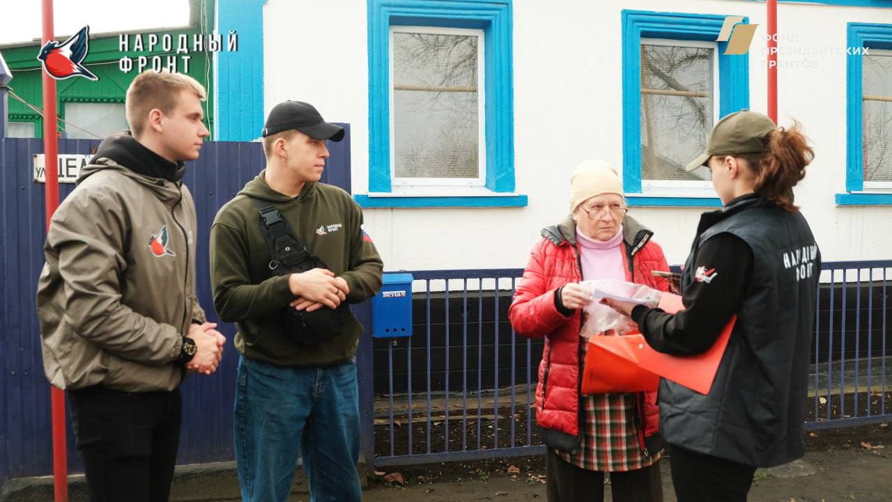 Молодёжка НФ совместно с РИК НФ ЛНР привезли воду в Красный Луч Молодёжка НФ совместно с РИК НФ ЛНР привезли воду в Красный Луч