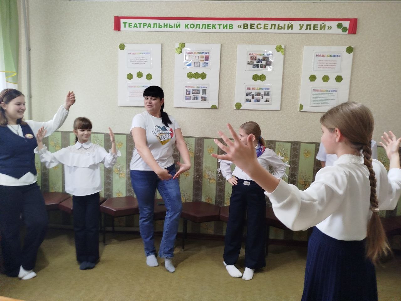 В Лутугинском Доме детского и юношеского творчества прошло занятие ко Дню Матери В Лутугинском Доме детского и юношеского творчества прошло занятие ко Дню Матери