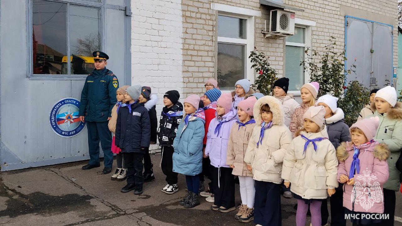 Интерес в глазах детей — лучшее подтверждение тому, что экскурсия в пожарно-спасательную часть удалась Интерес в глазах детей — лучшее подтверждение тому, что экскурсия в пожарно-спасательную часть удалась