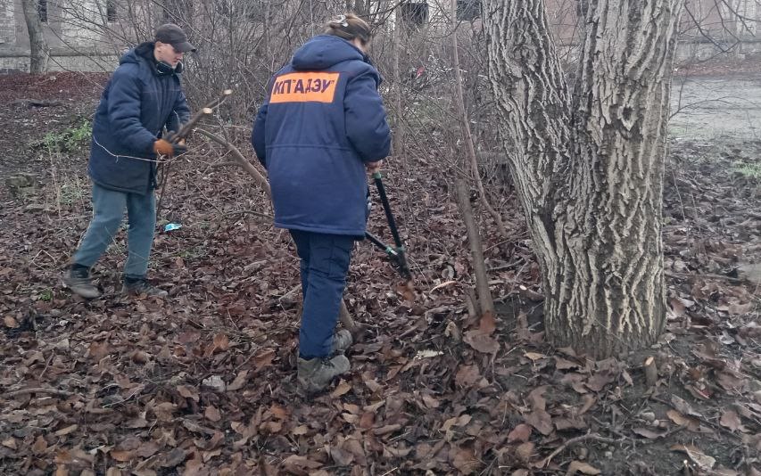 Коммунальные службы проводят работы на территории города Коммунальные службы проводят работы на территории города