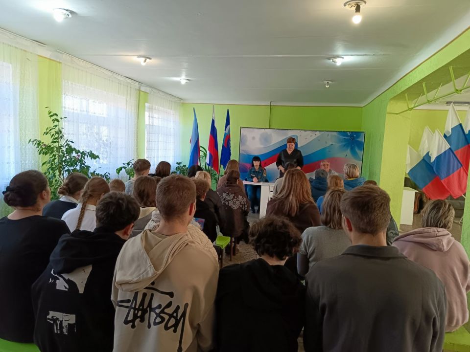 Сегодня в посёлках городского типа Пролетарский, Новодарьевка и Ясеновский сотрудниками МЧС была проведена профилактическая беседа с жителями о правилах пожарной безопасности в осенне-зимний период и профилактике недопущения... Сегодня в посёлках городского типа Пролетарский, Новодарьевка и Ясеновский сотрудниками МЧС была проведена профилактическая беседа с жителями о правилах пожарной безопасности в осенне-зимний период и профилактике недопущения...