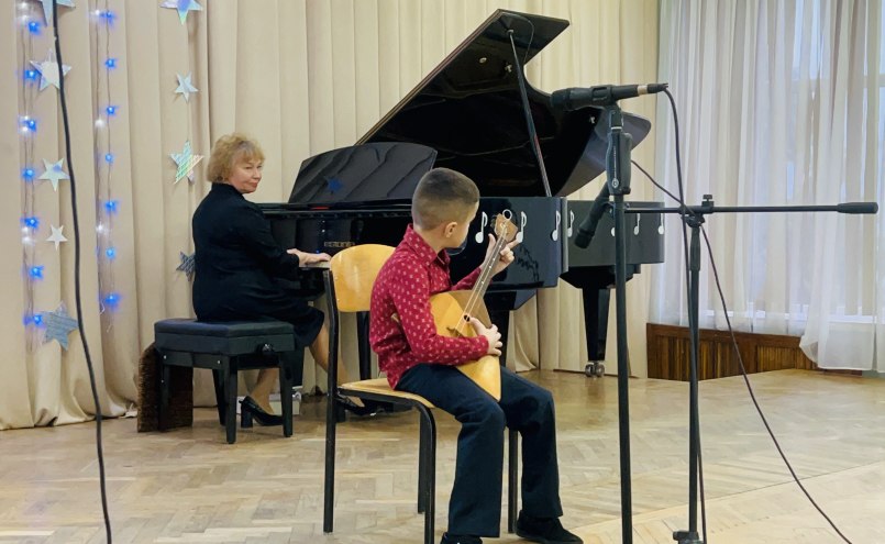 В концертном зале детской школы искусств №1 г. Ровеньки состоялся яркий и незабываемый праздник для первоклассников "Посвящение в музыканты"