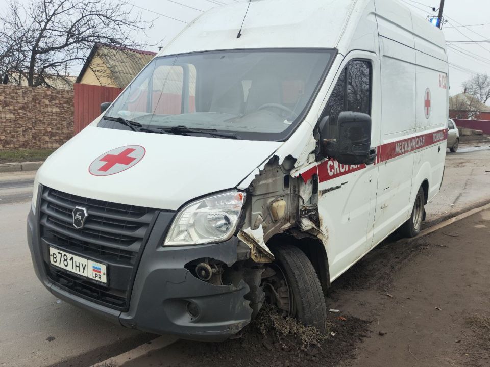 В Свердловске в автомобиль скорой, следовавшей по вызову, влетела легковушка