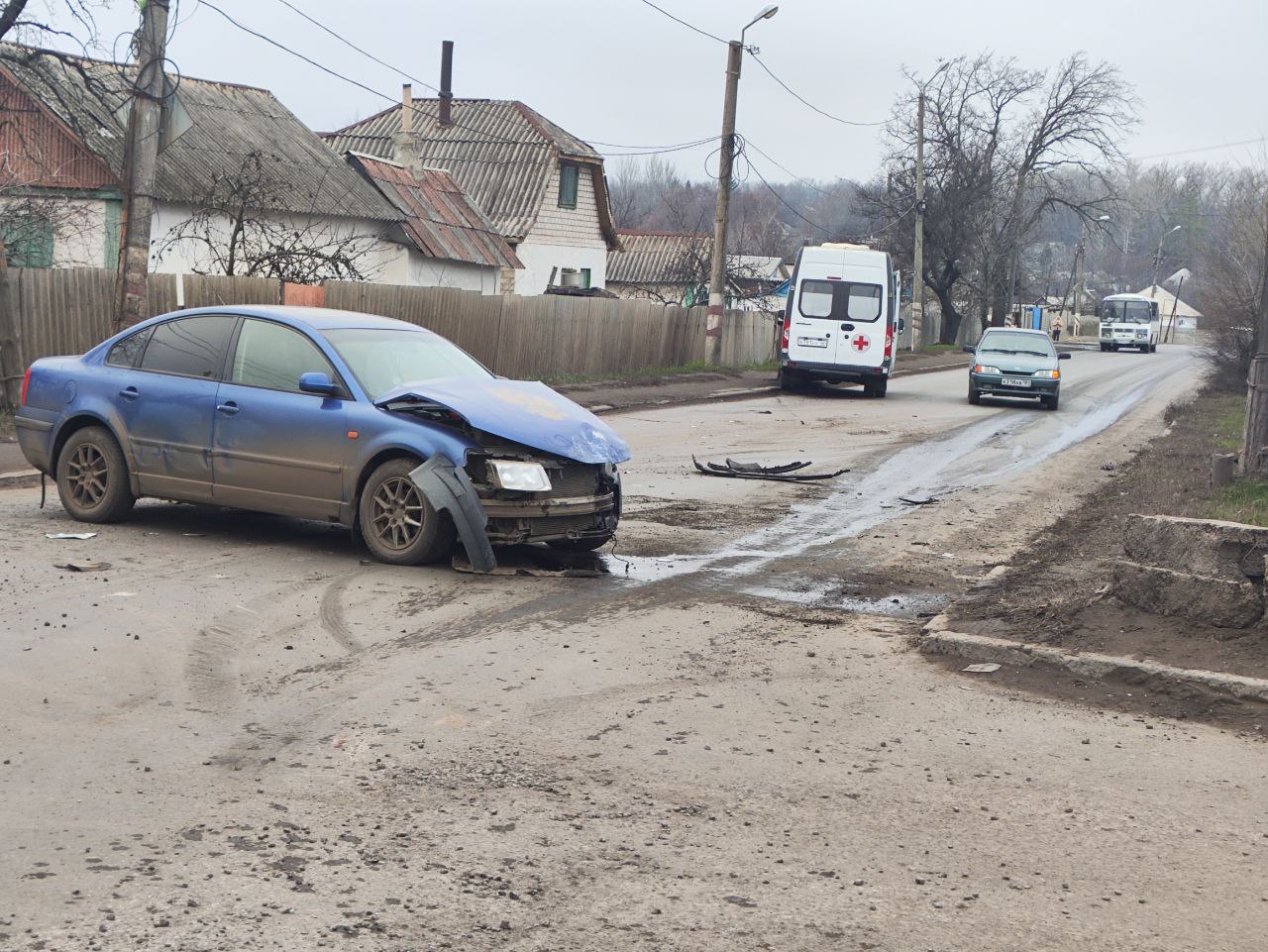 В Свердловске легковушка врезалась в карету скорой помощи, следовавшей по вызову В Свердловске легковушка врезалась в карету скорой помощи, следовавшей по вызову