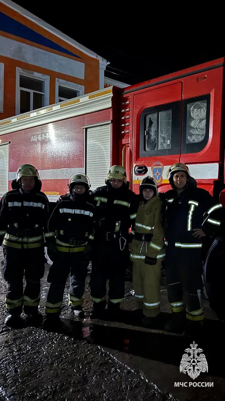 Сотрудники МЧС России спасли двух человек из перевернувшегося автомобиля