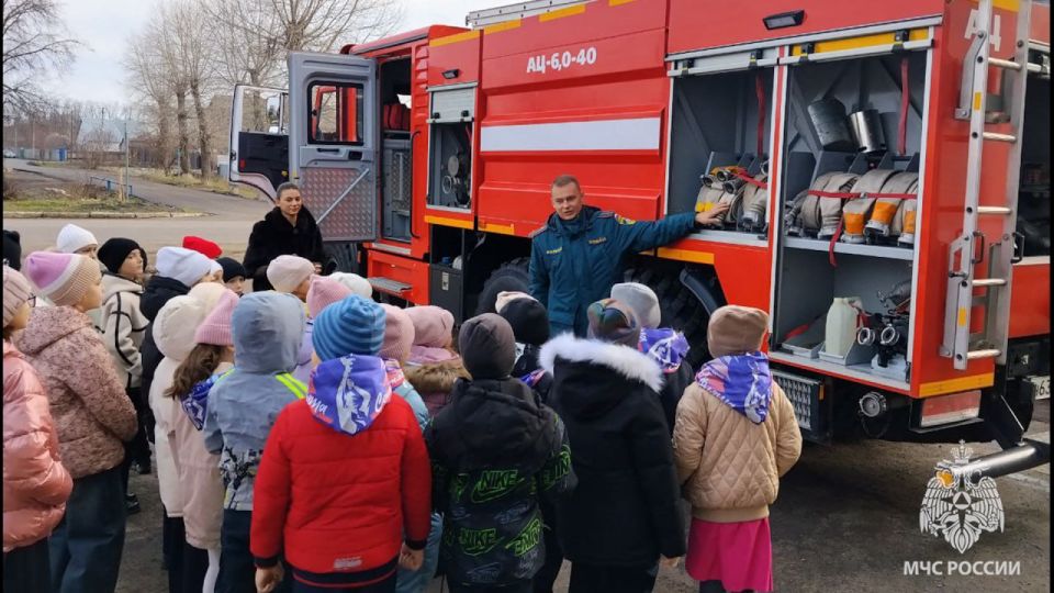 Интерес в глазах детей — лучшее подтверждение тому, что экскурсия в пожарно-спасательную часть удалась