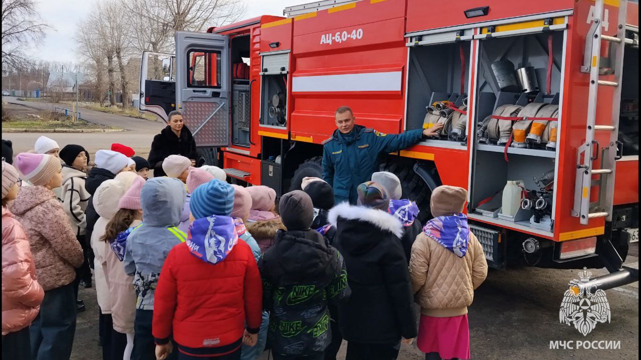 Интерес в глазах детей — лучшее подтверждение тому, что экскурсия в пожарно-спасательную часть удалась