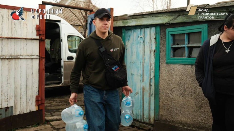 Молодёжка НФ совместно с РИК НФ ЛНР привезли воду в Красный Луч Молодёжка НФ совместно с РИК НФ ЛНР привезли воду в Красный Луч