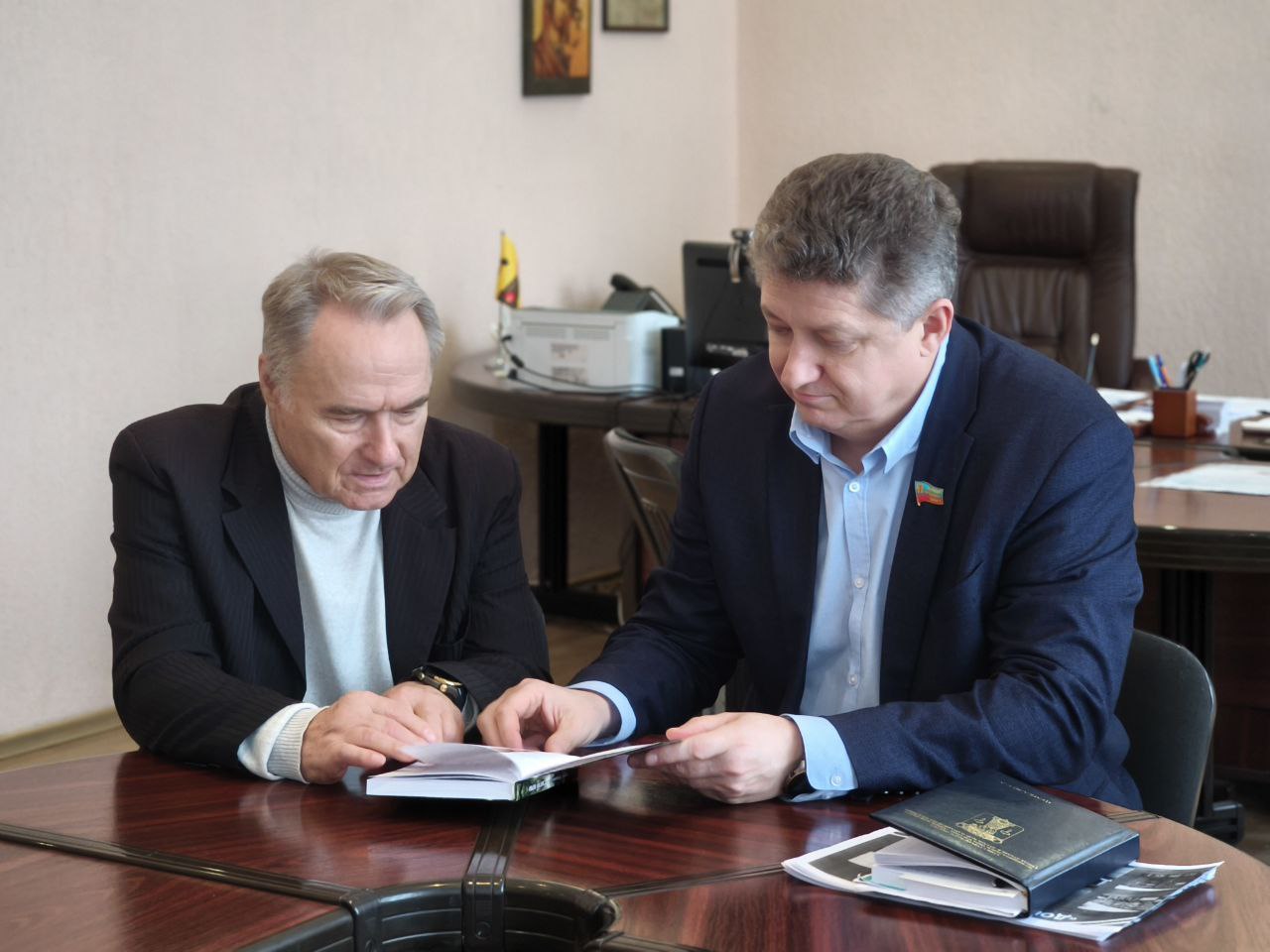 Сергей Цемкало: В эти дни, когда как никогда важно сохранять нашу историческую память и духовные ценности, состоялась знаковая встреча с настоящим патриотом Луганской земли, поэтом и писателем Андреем Ефимовичем Медведенко